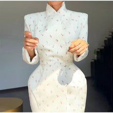 Load image into Gallery viewer, White Waist Cinching Floral Shoulder Pad Blazer
