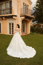 Load image into Gallery viewer, Lace Applique sweetheart A Line